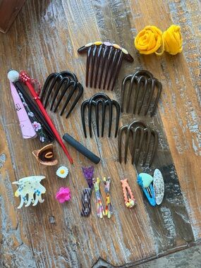 Mix of  Combs & Clips - Yellow, Black, Brown, Multicolor-22 pieces